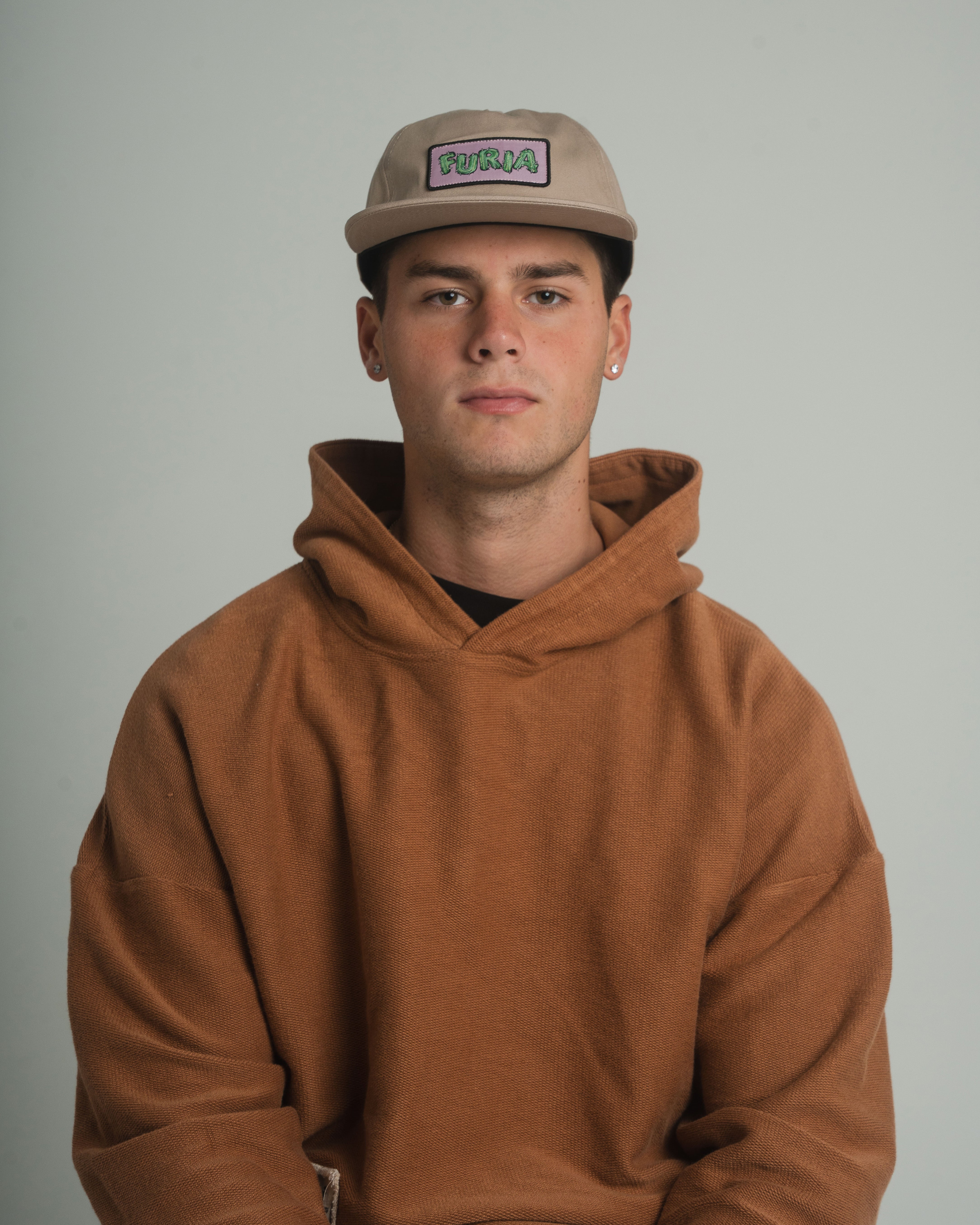 FURIAGEAR GORRA LOGO FURIA VERDE FONDO ROSADO COLOR KAKI