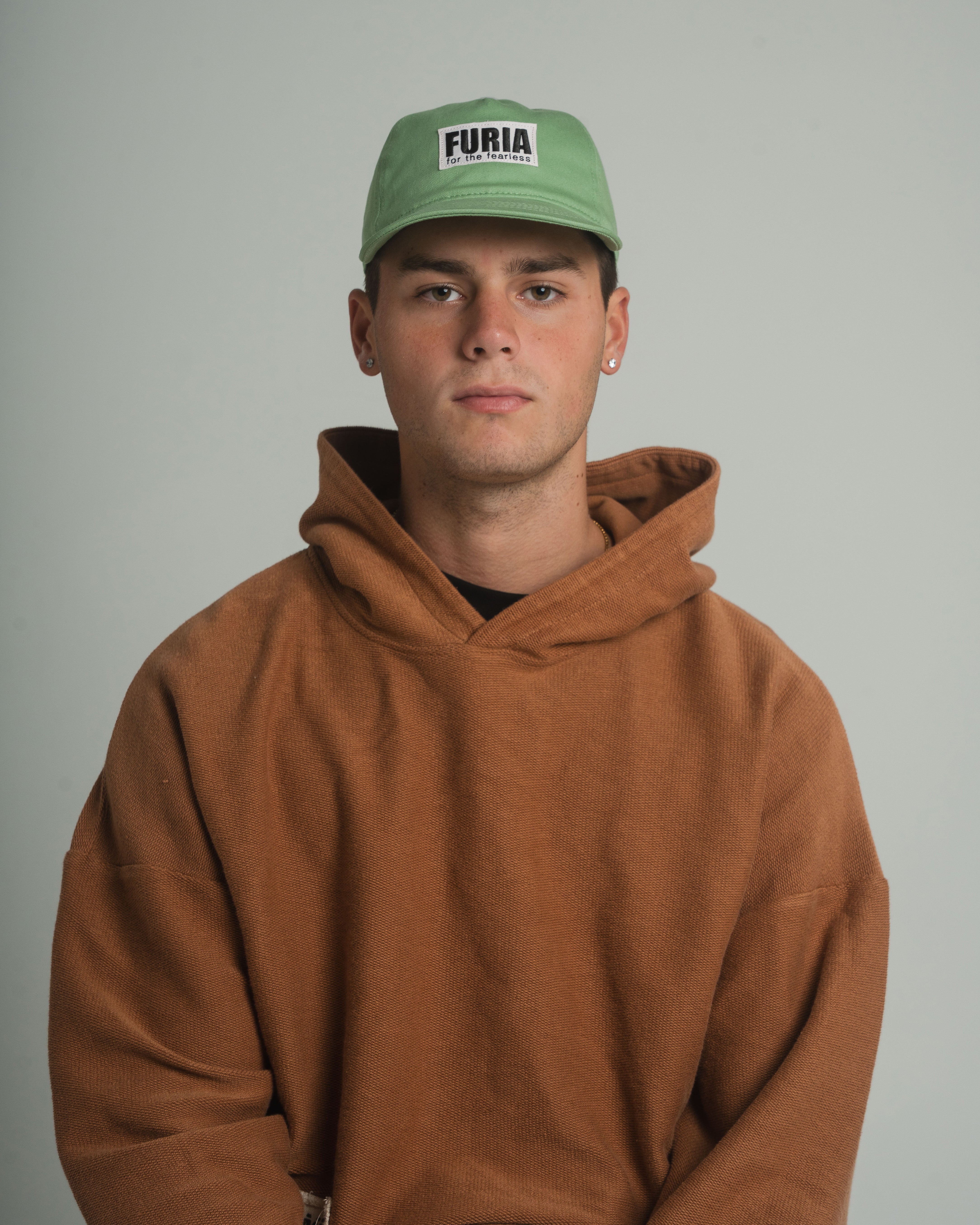 FURIAGEAR GORRA LOGO FURIA LETRAS NEGRAS FONDO BLANCO COLOR SAGE