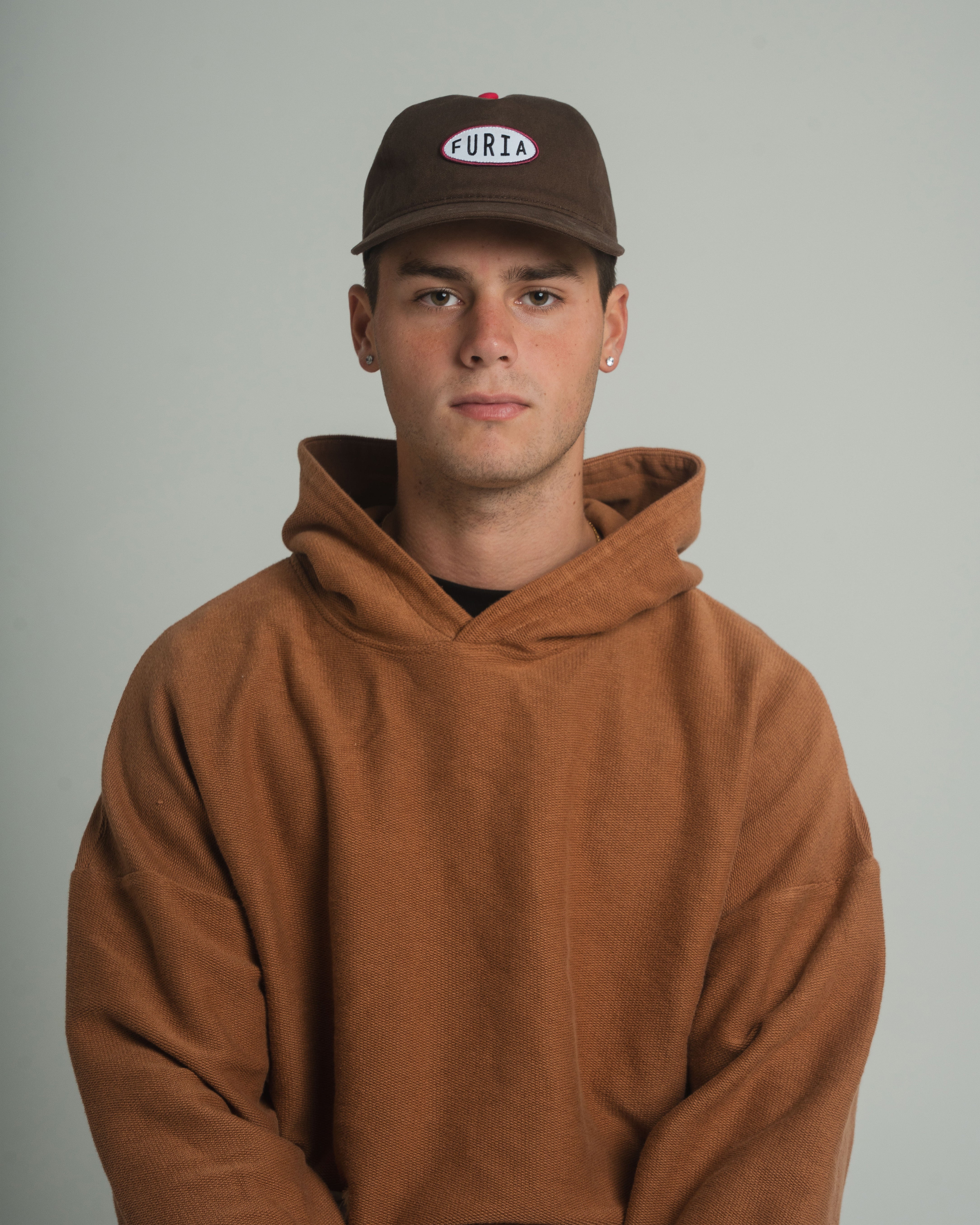 FURIAGEAR GORRA LOGO LETRAS FURIA NEGRA FONDO BLANCO FUCSIA COLOR BROWN