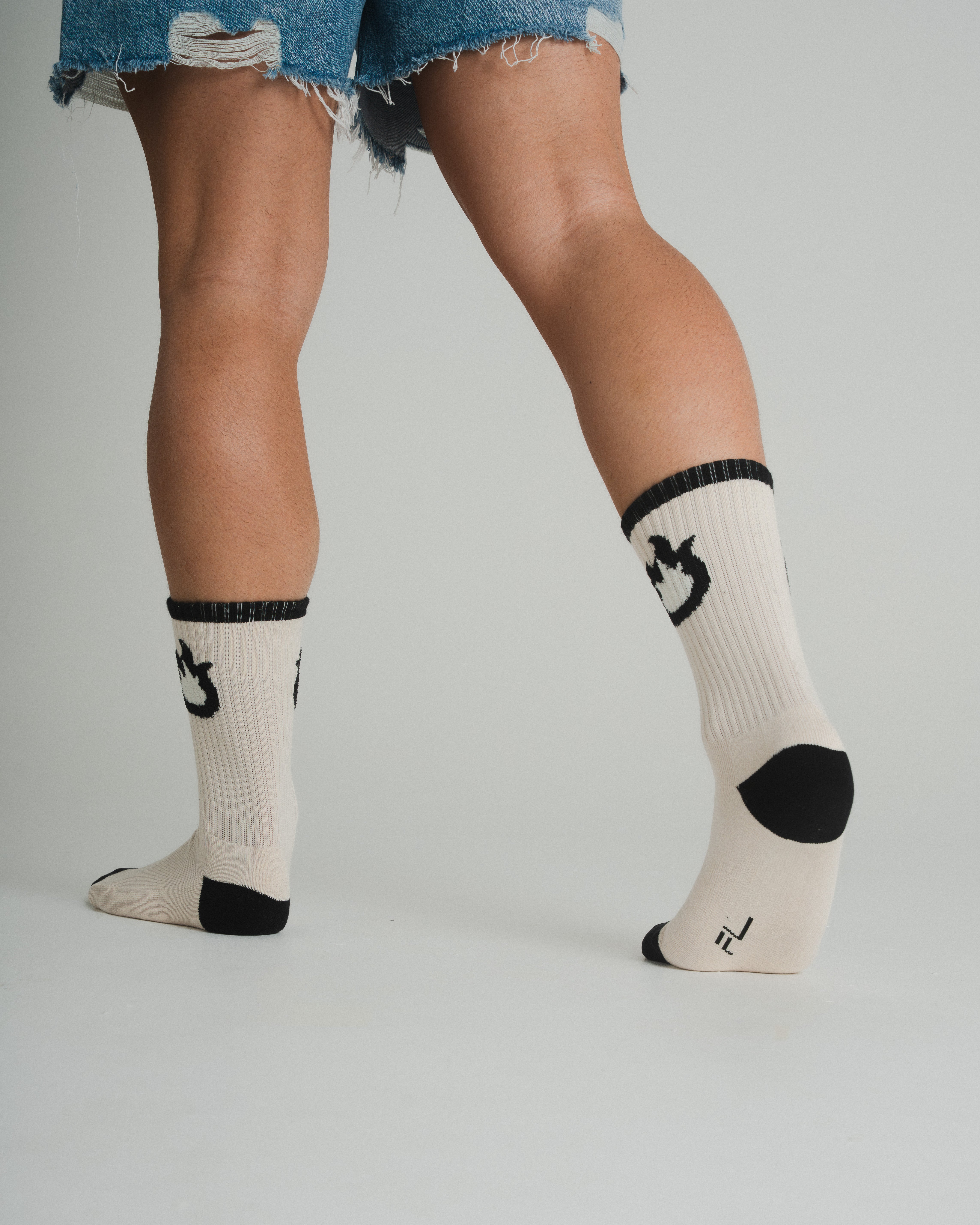 FLUFFLY FIRE SOCKS LONG WHITE